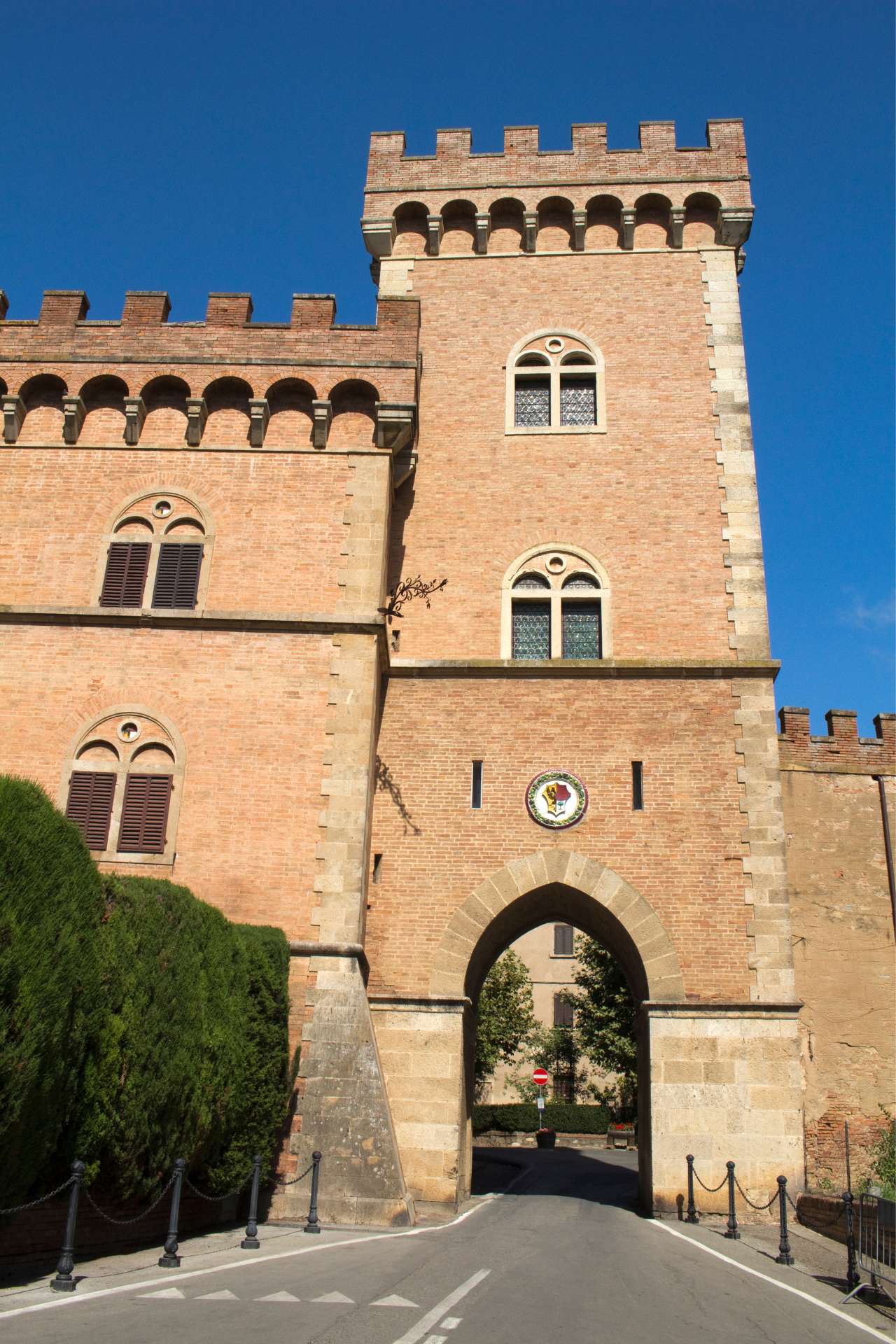 Castello di Bolgheri con la porta d'ingresso al borgo