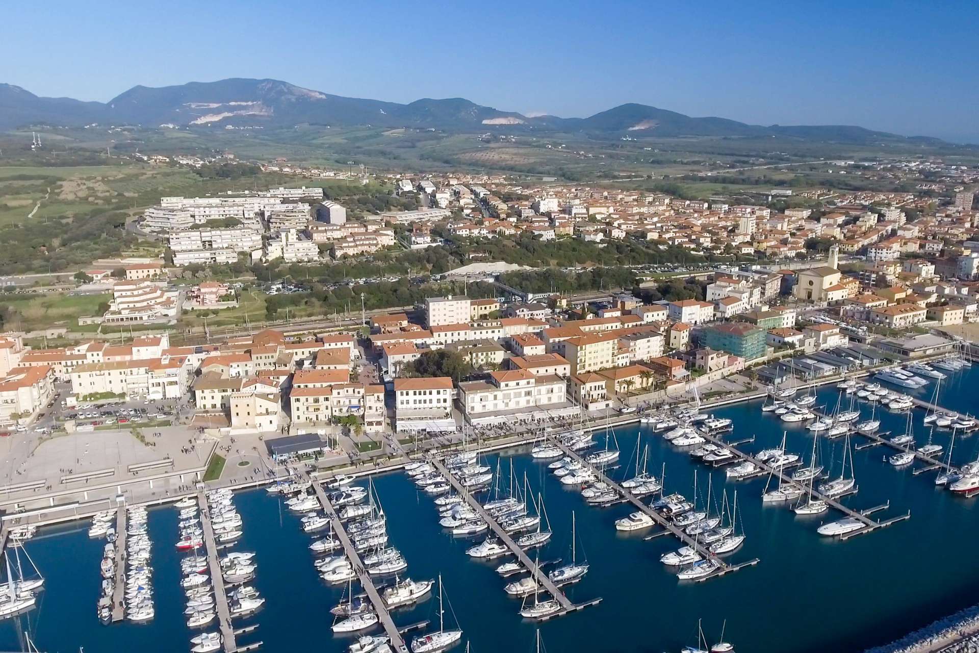 Porto turistico di San Vincenzo visto dall'alto