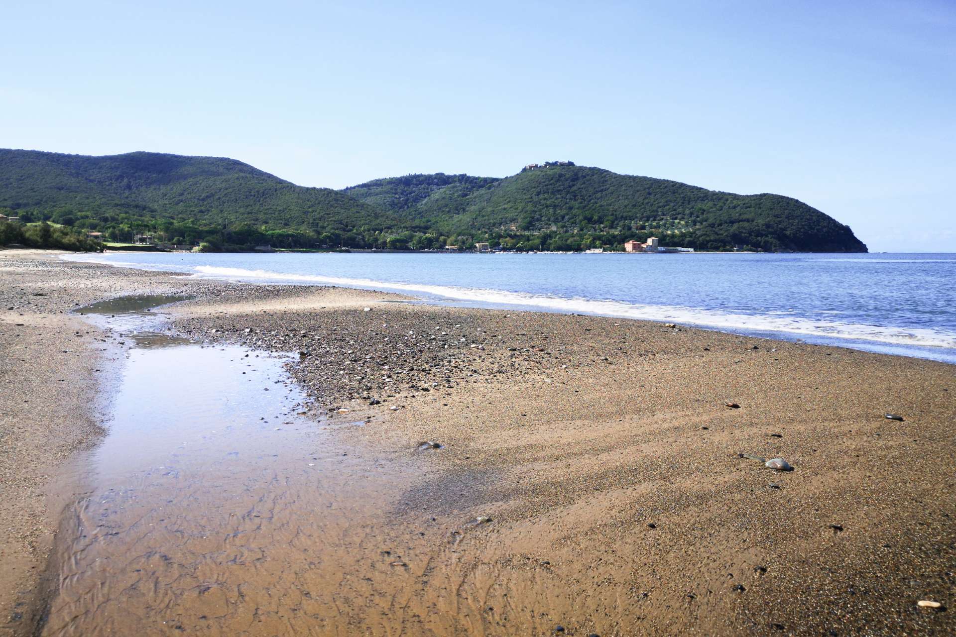 Spiaggia del Golfo di Baratti con il promontorio di Populonia