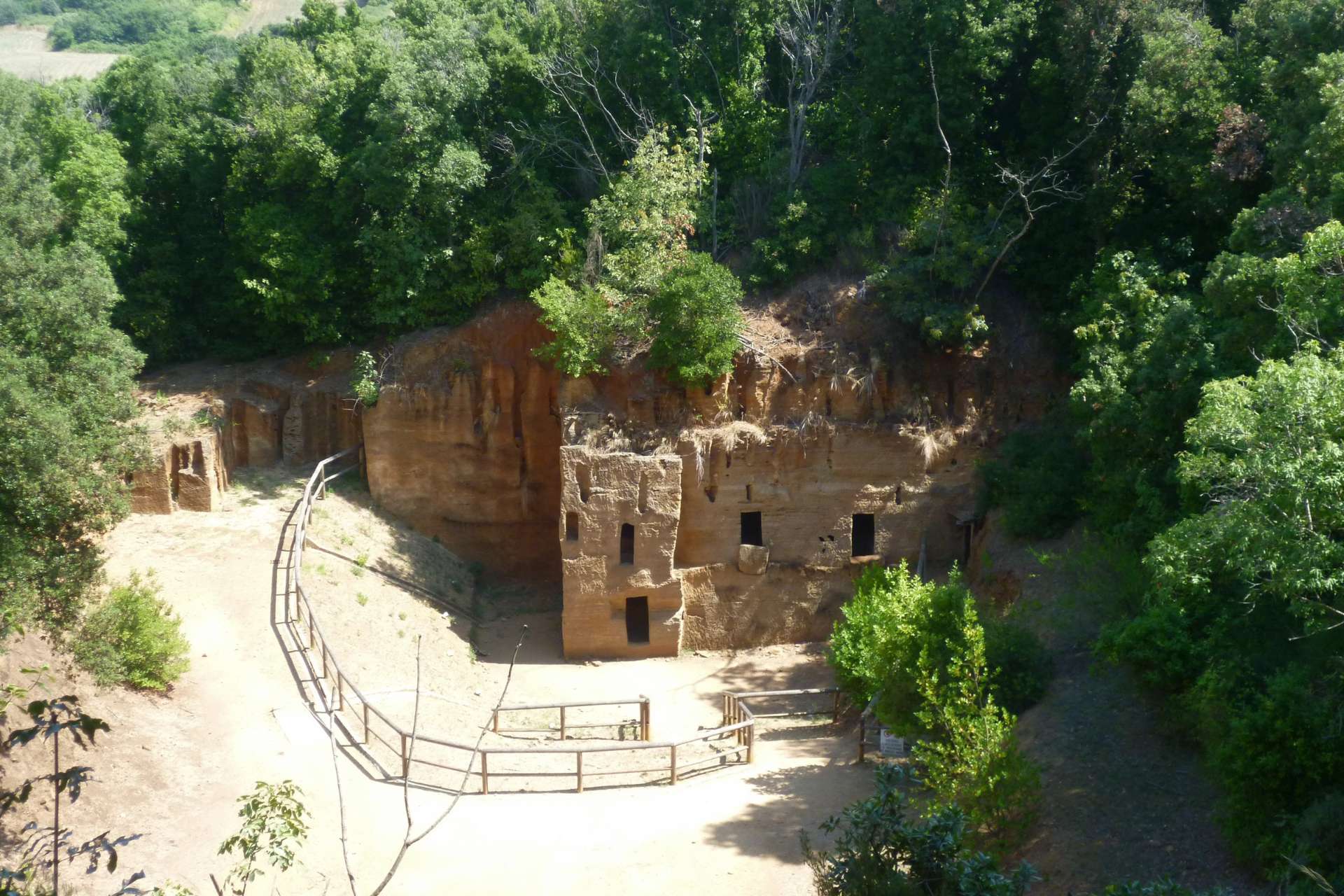 Tombe scavate nella roccia nel Parco archeologico di Baratti e Populonia