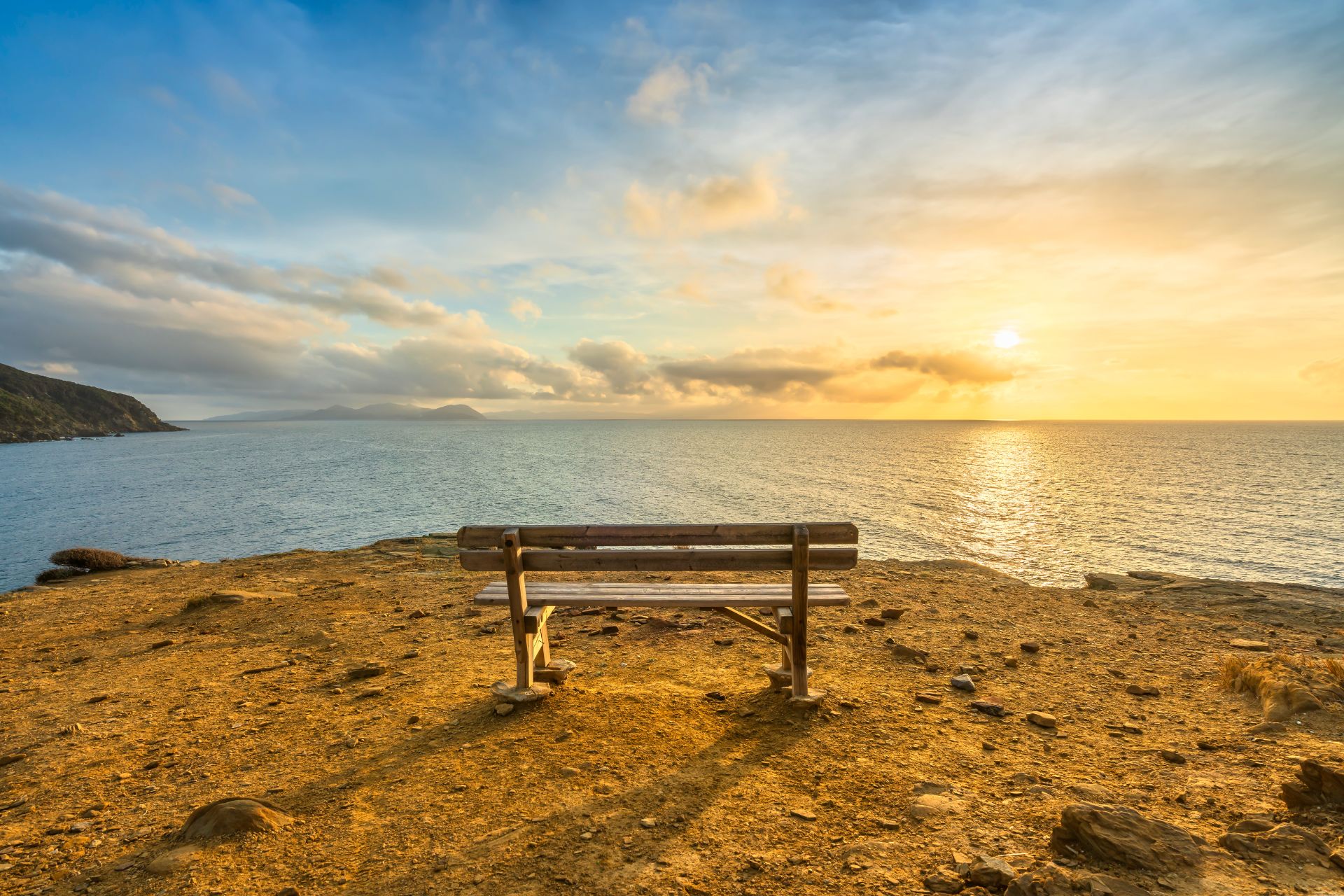 Panchina affacciata sul mare al tramonto a Populonia