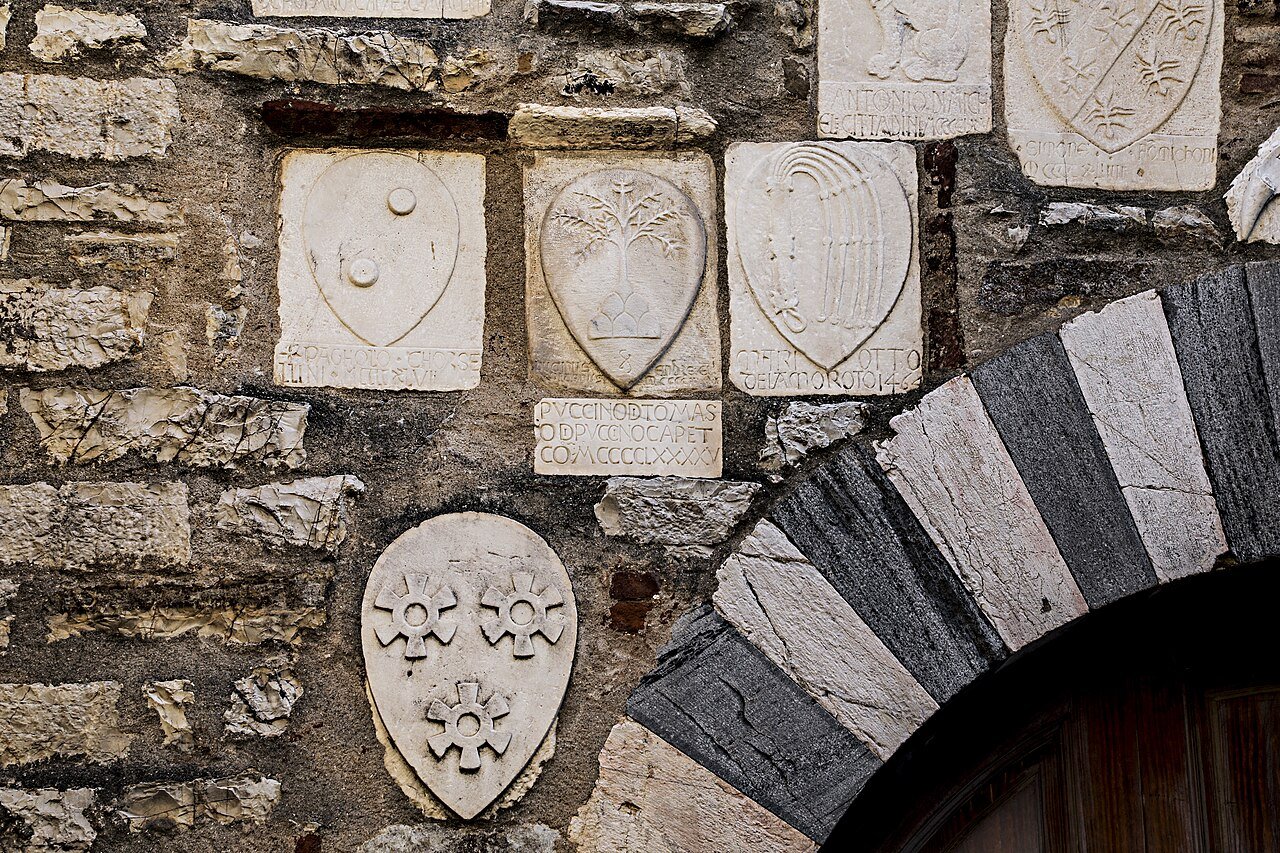 Stemmi in pietra sul Palazzo Pretorio di Campiglia Marittima