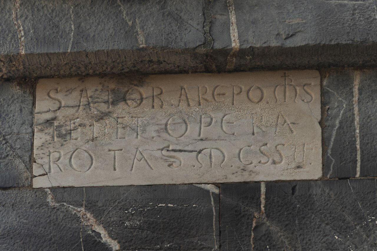 Iscrizione del palindromo del Sator sulla Pieve di San Giovanni