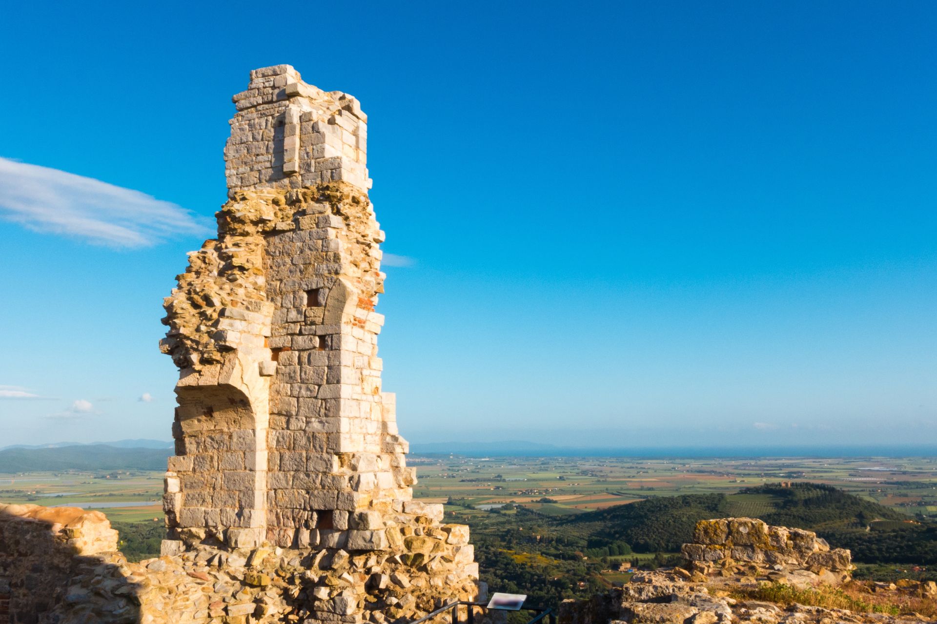 Torre medievale in rovina affacciata sulla Val di Cornia