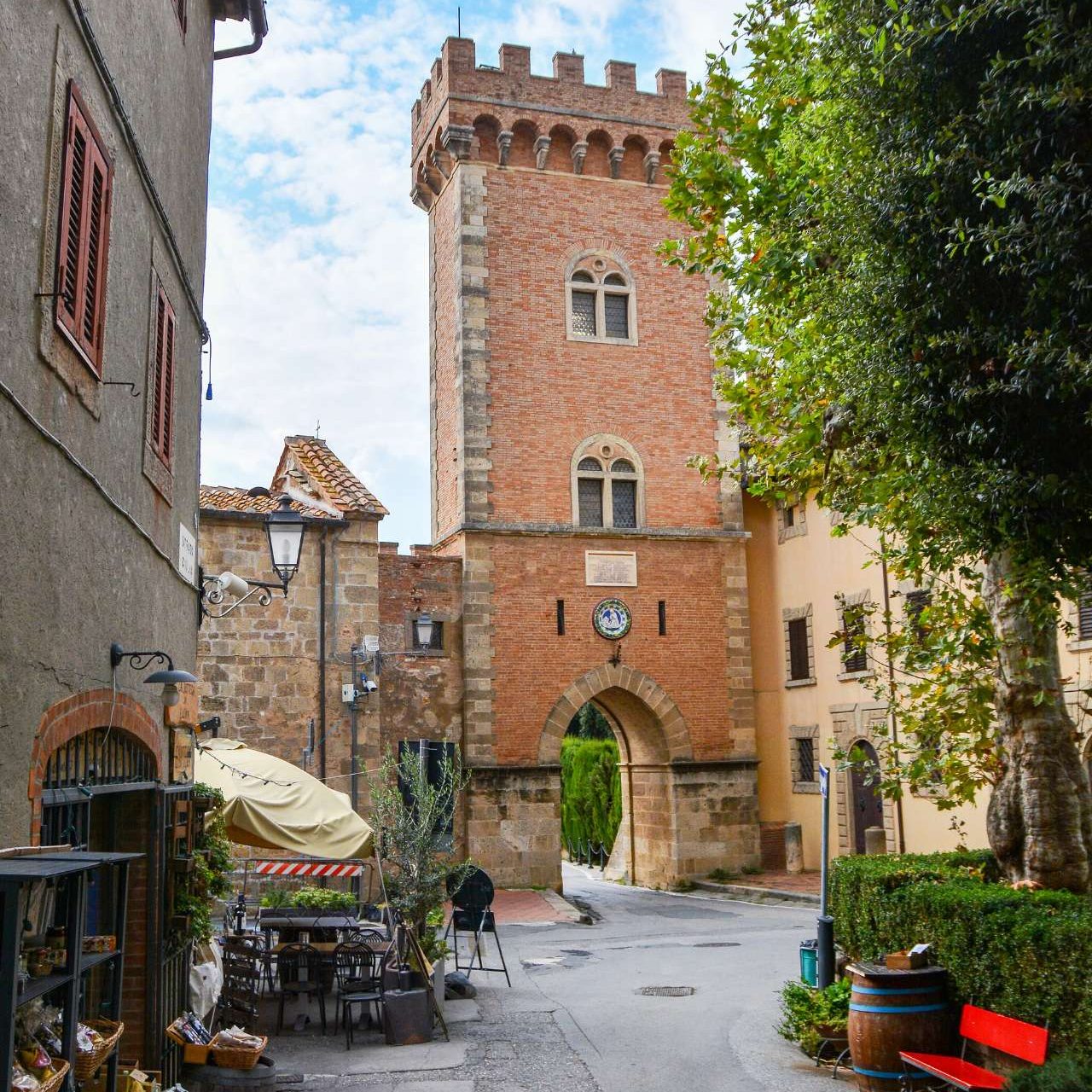 Torre e porta d'accesso al borgo di Bolgheri