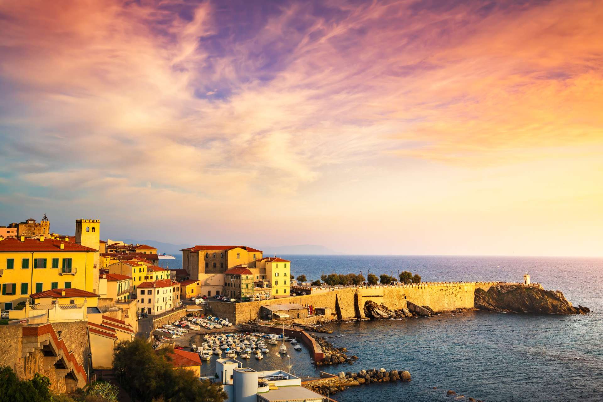Centro storico di Piombino affacciato sul mare al tramonto