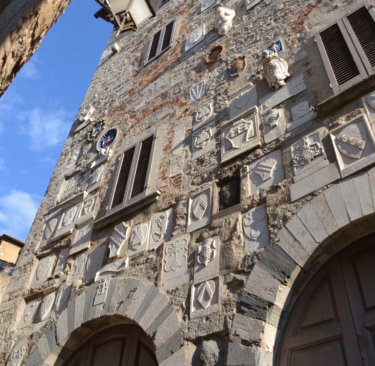 Stemmi sulla facciata del Palazzo Pretorio di Campiglia Marittima