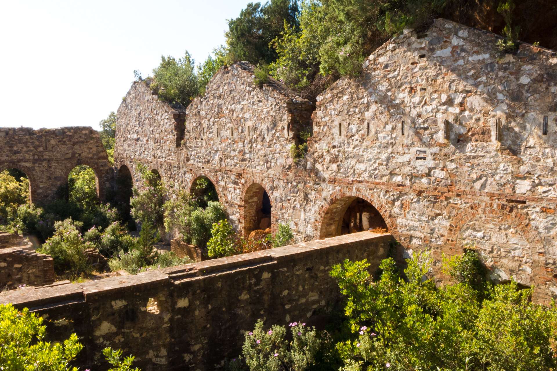 Arcate in pietra degli antichi edifici minerari di San Silvestro