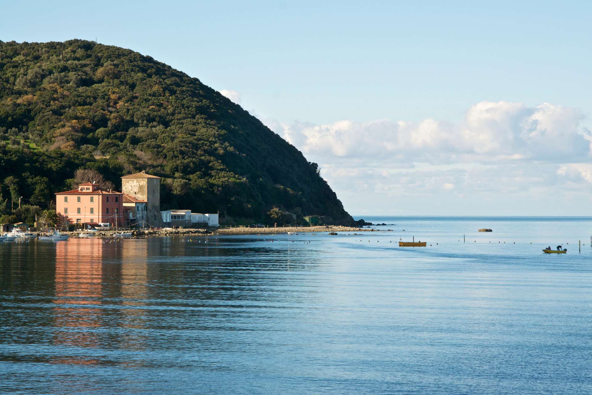 Il piccolo porto di Baratti ai piedi del promontorio