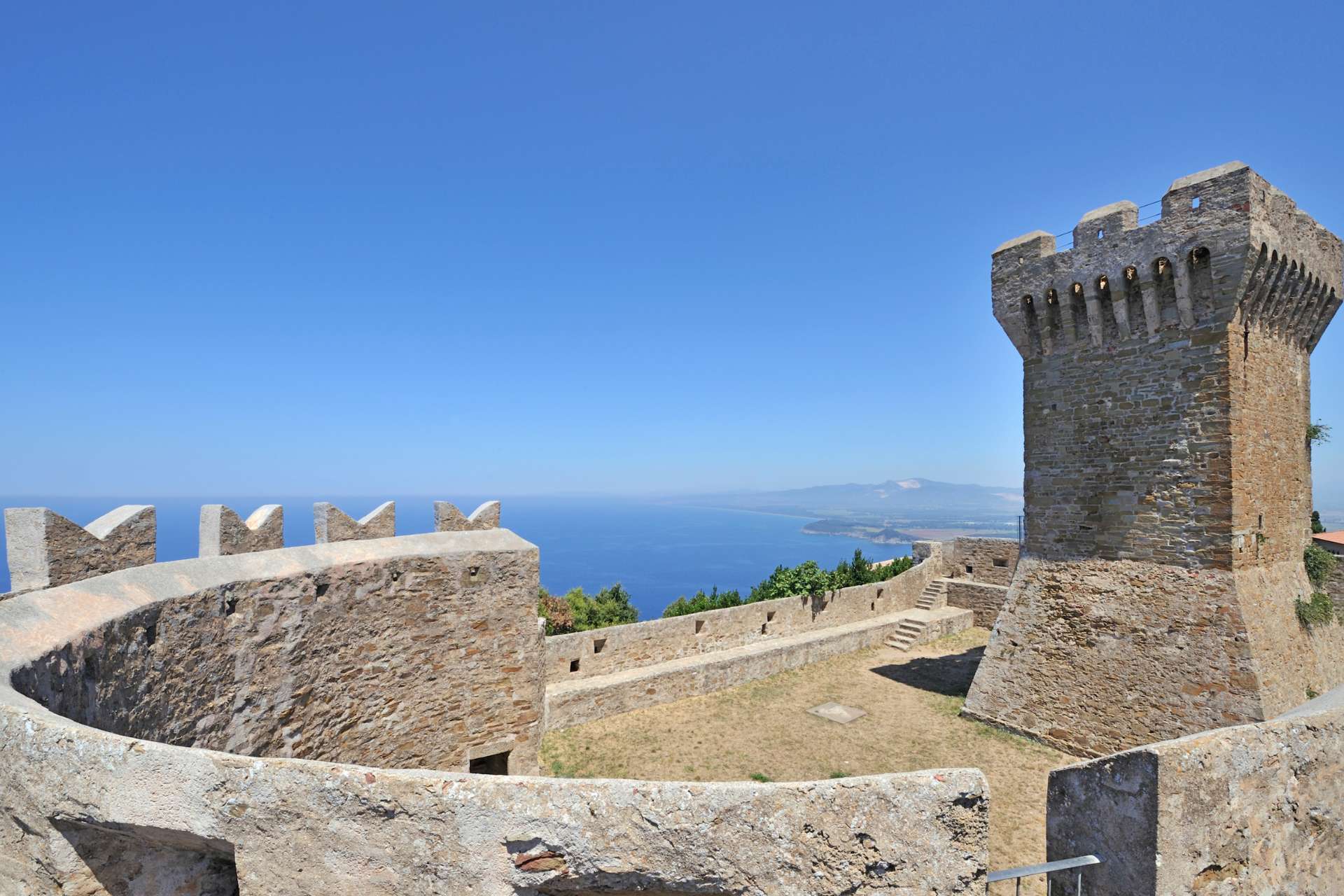 Torre della Rocca di Populonia affacciata sul mare