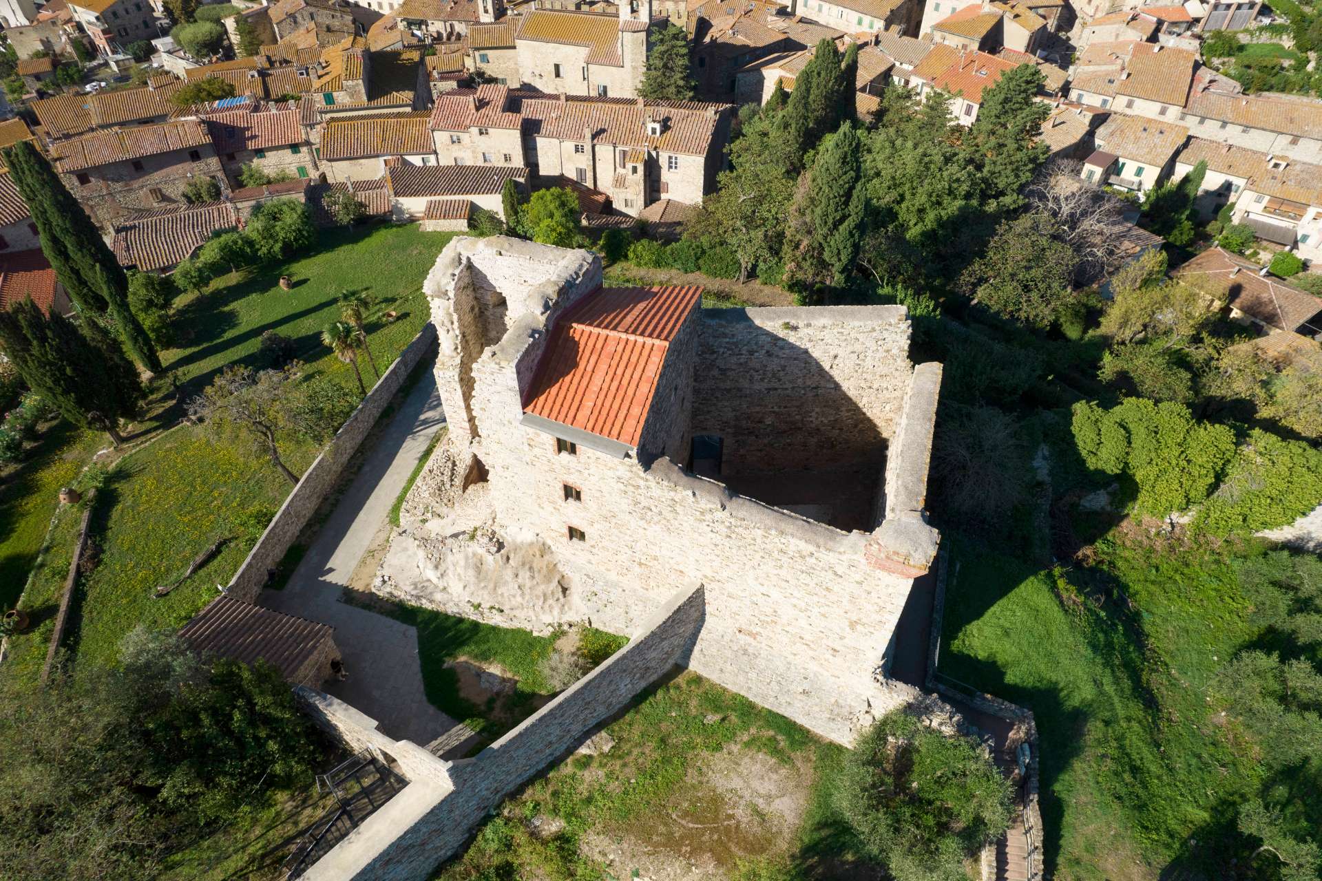 Rocca Aldobrandesca e tetti di Suvereto visti dall'alto