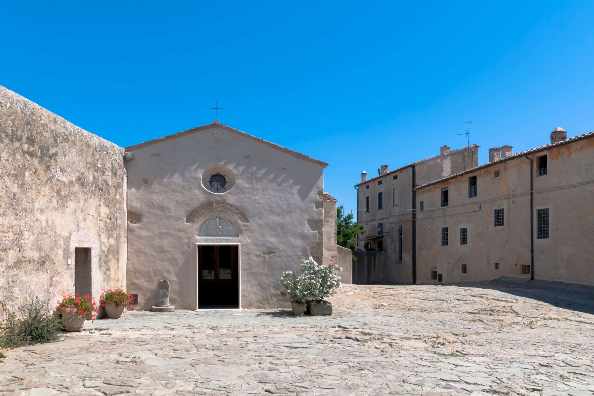 Piazza e chiesa nel borgo di Populonia