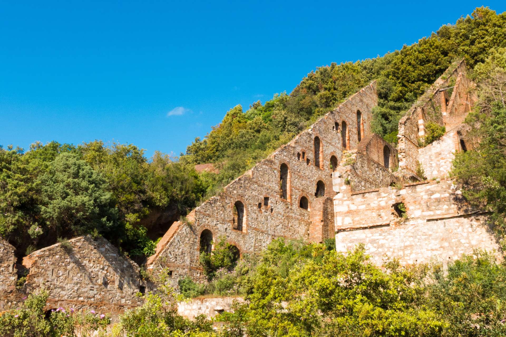 Edifici minerari nel Parco Archeominerario di San Silvestro