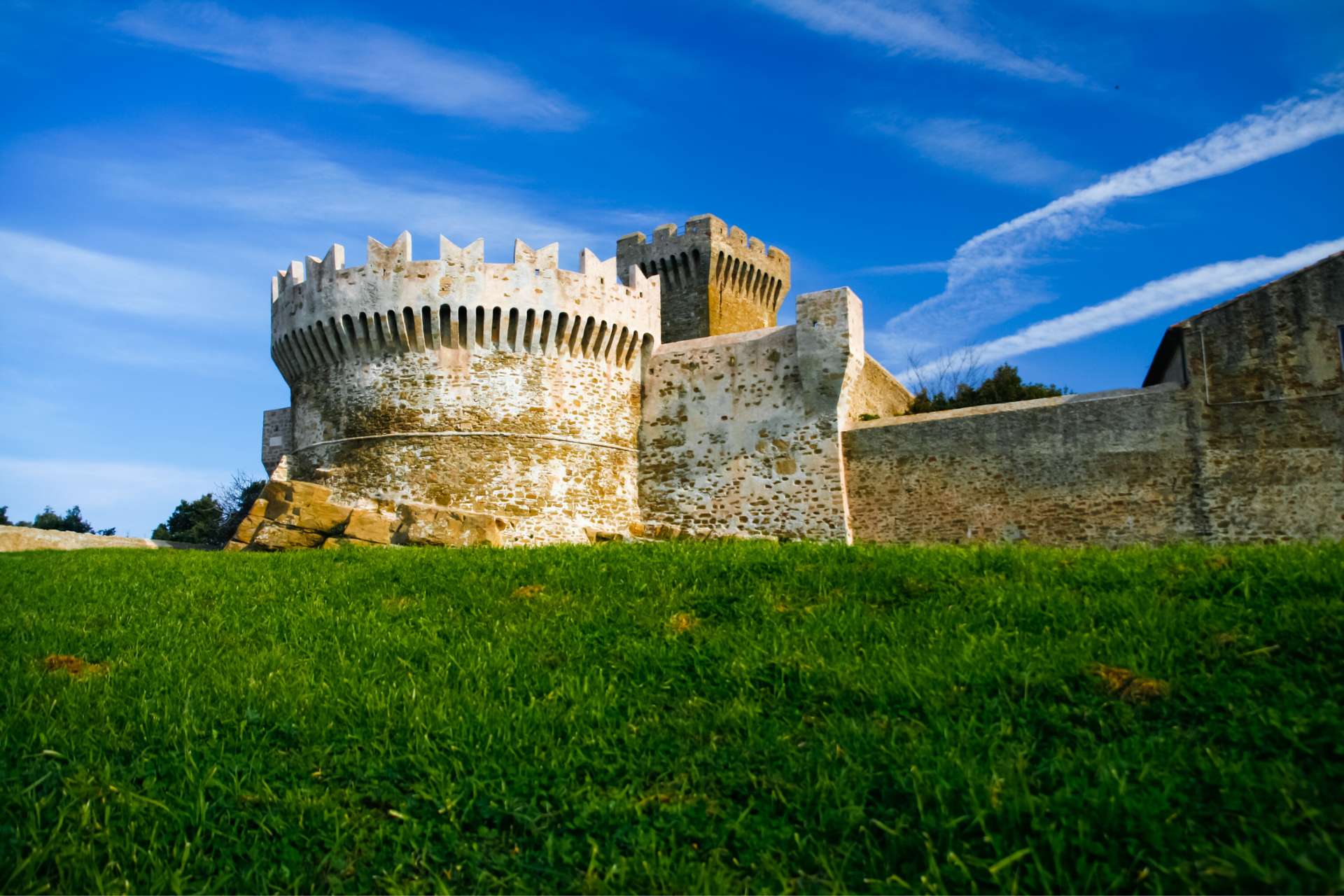 Rocca di Populonia con le mura merlate