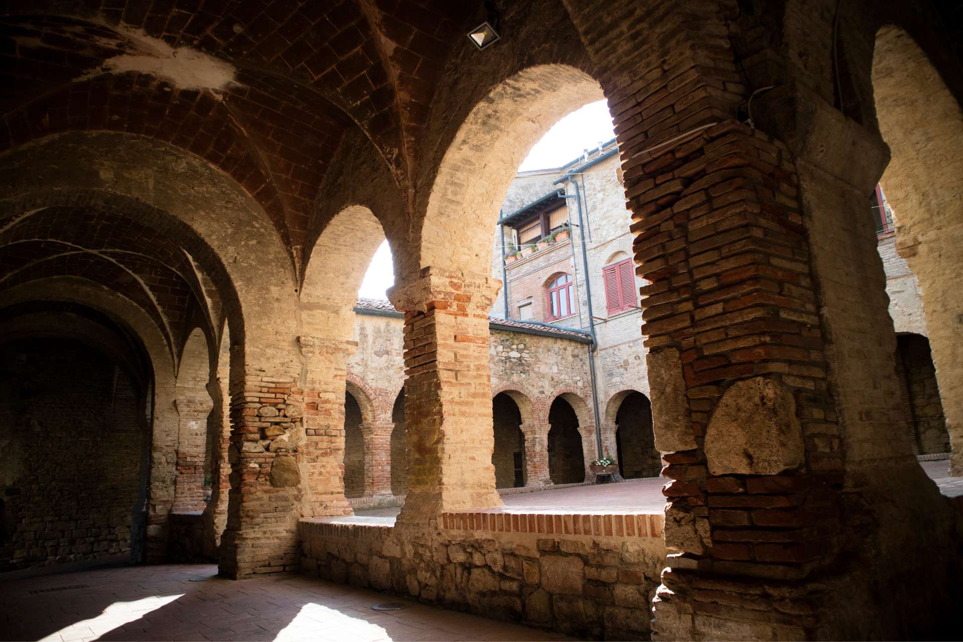 Loggiato in pietra nel centro storico di Suvereto