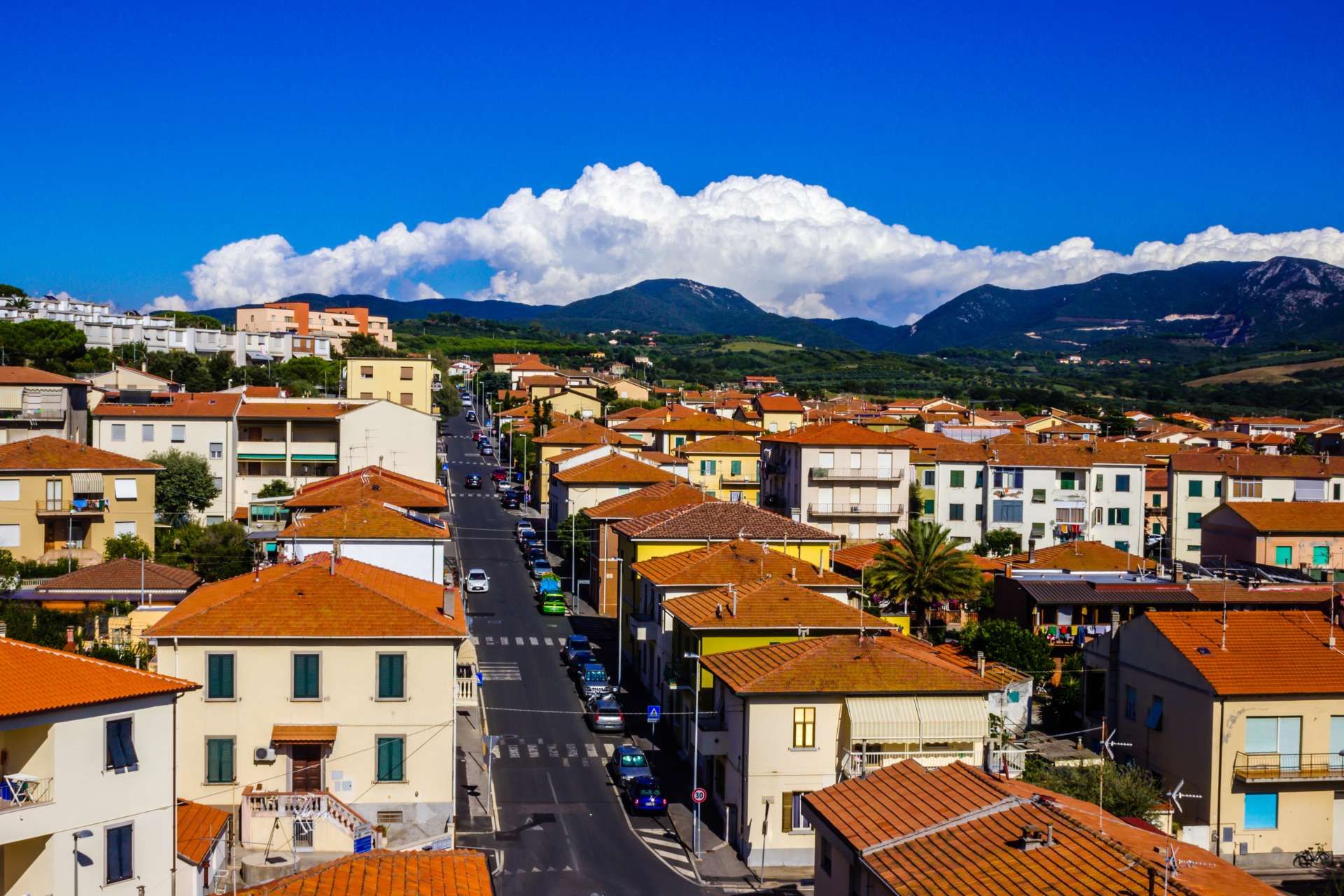 Strade e tetti di San Vincenzo con le colline sullo sfondo