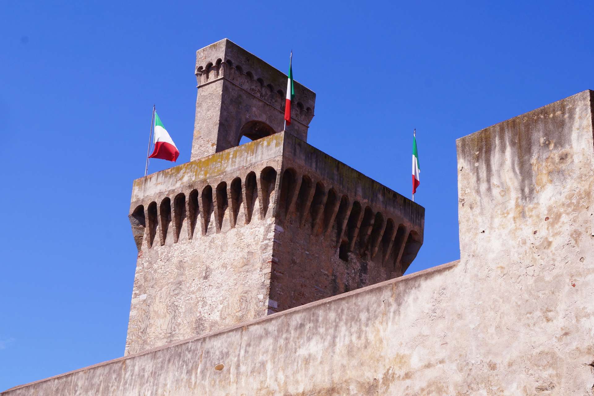 Il Torrione con le mura merlate nel centro di Piombino