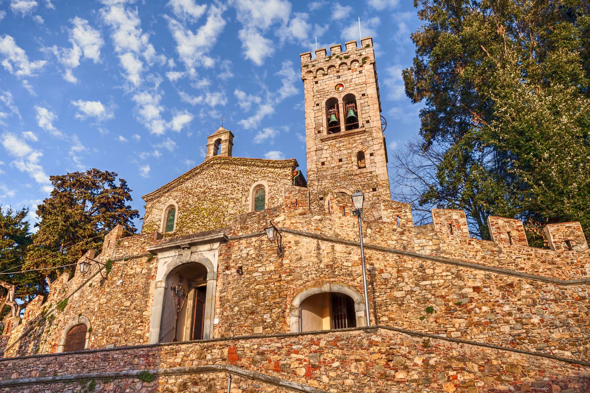 Chiesa e mura nel centro storico di Castagneto Carducci