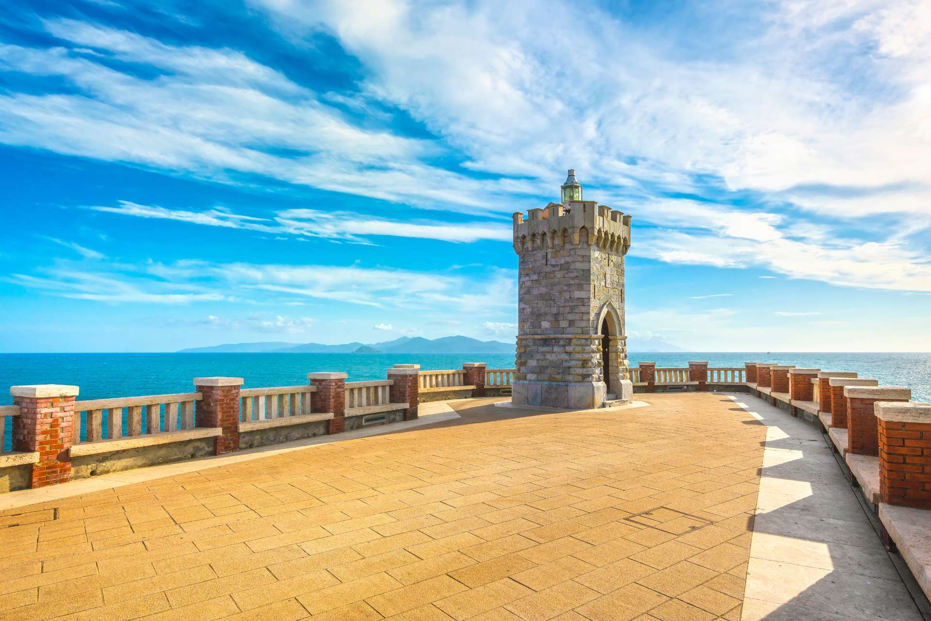 Piazza Bovio a Piombino con la torre del faro