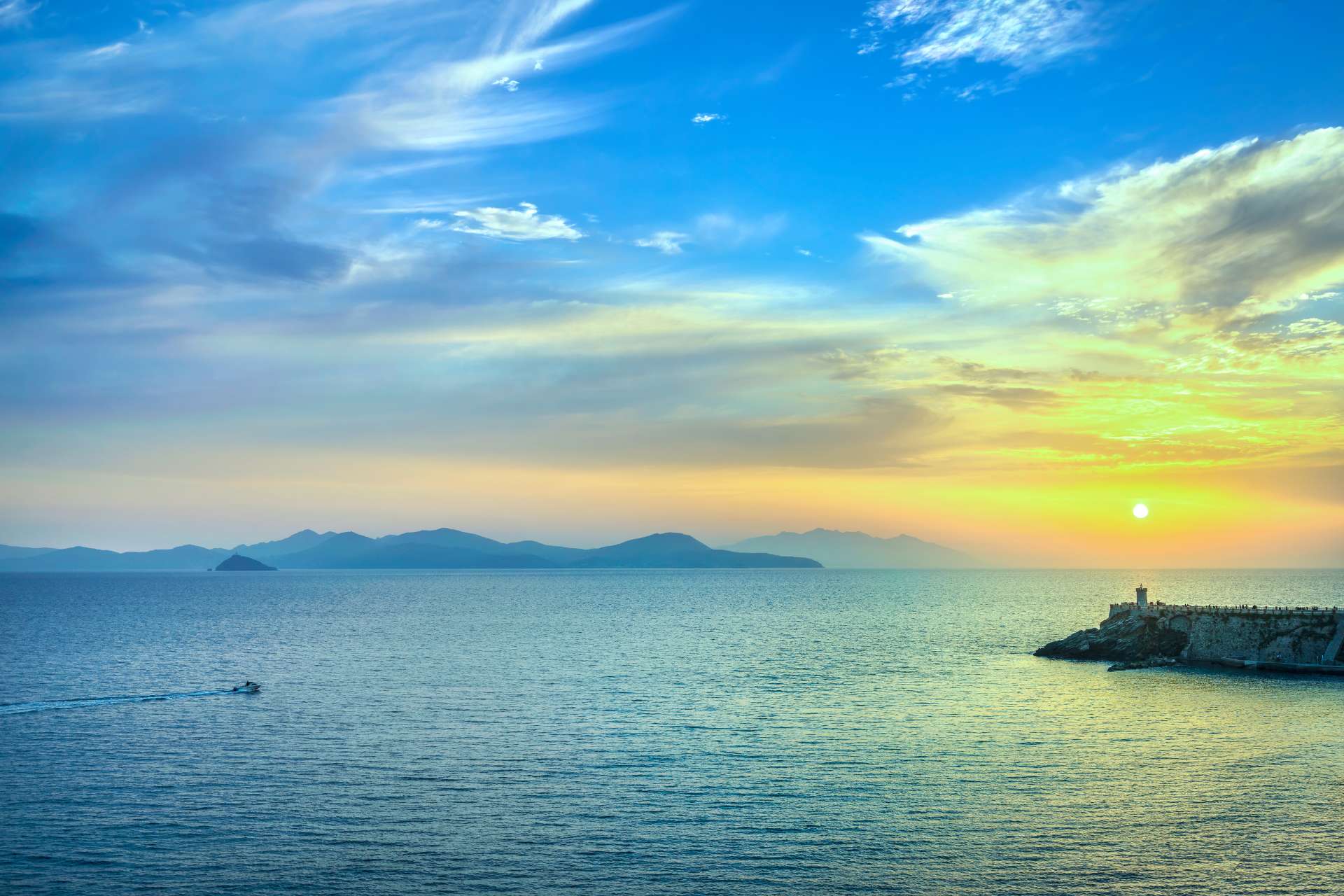 Tramonto sul mare di Piombino con l'Isola d'Elba all'orizzonte