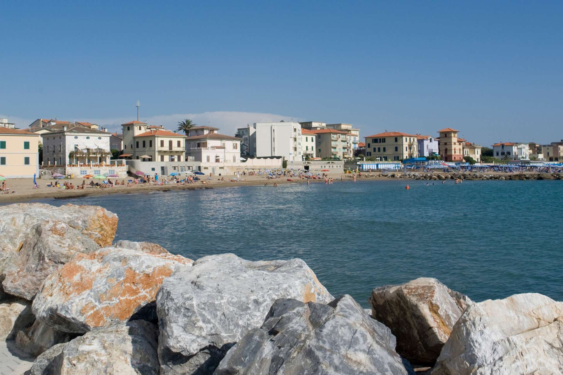 Lungomare di San Vincenzo visto dalla scogliera