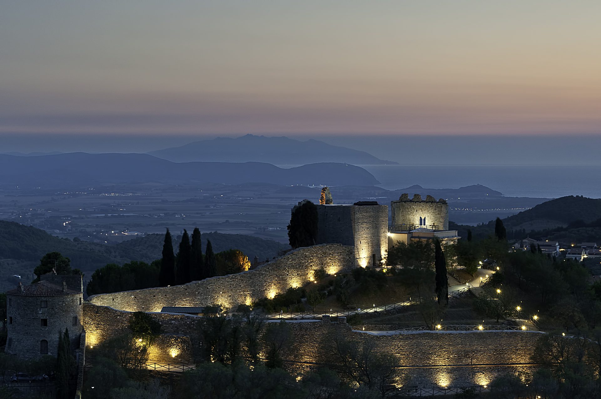 Rocca di Campiglia Marittima illuminata di sera
