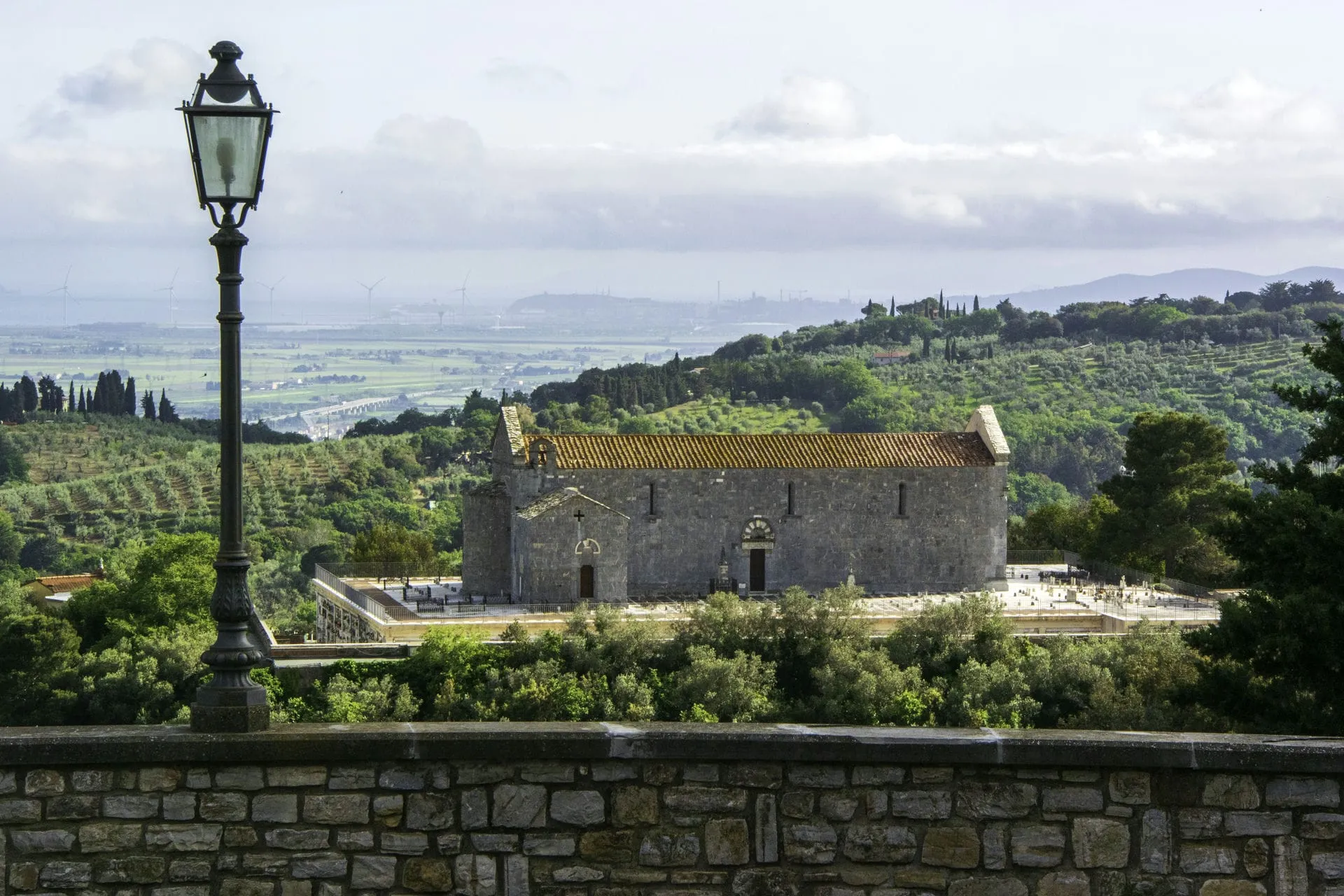 Pieve di San Giovanni vista dal centro di Campiglia Marittima