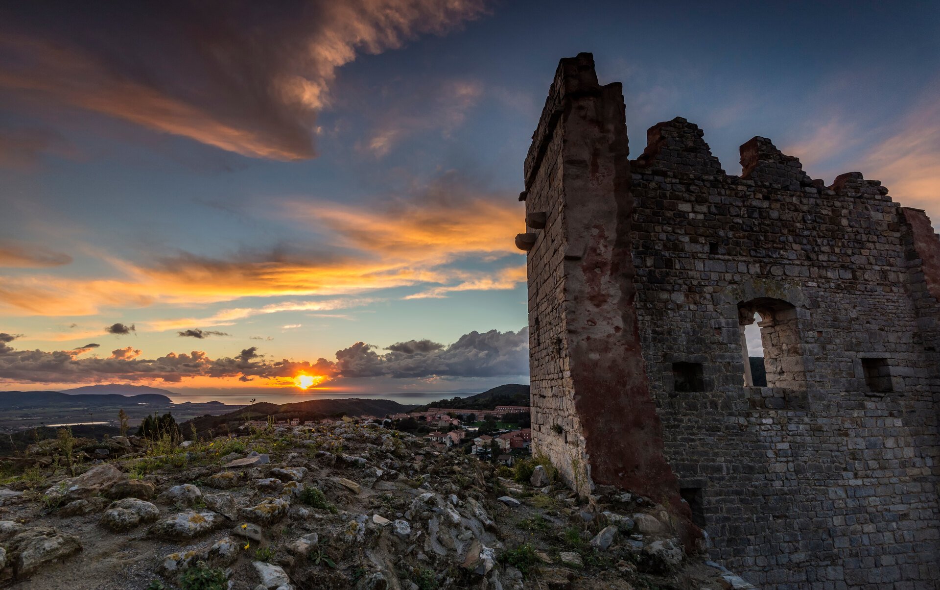 Mura della Rocca di Campiglia Marittima al tramonto