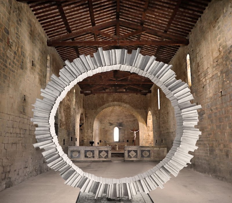 Installazione artistica all'interno della Pieve di San Giovanni