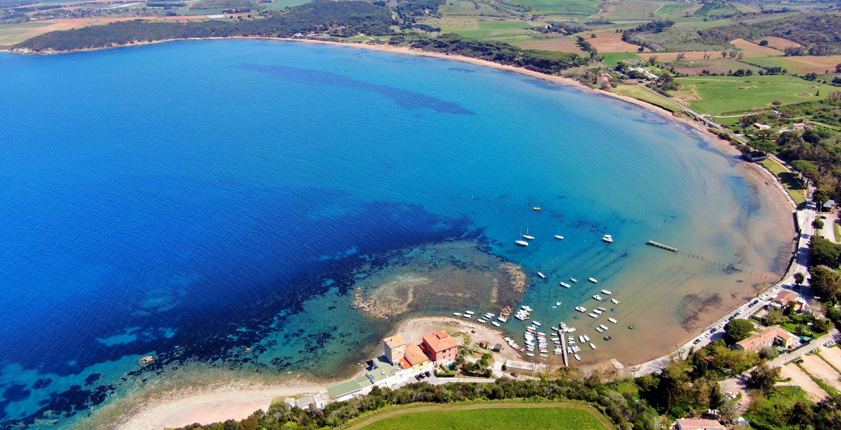 Golfo di Baratti visto dall'alto con le barche ormeggiate