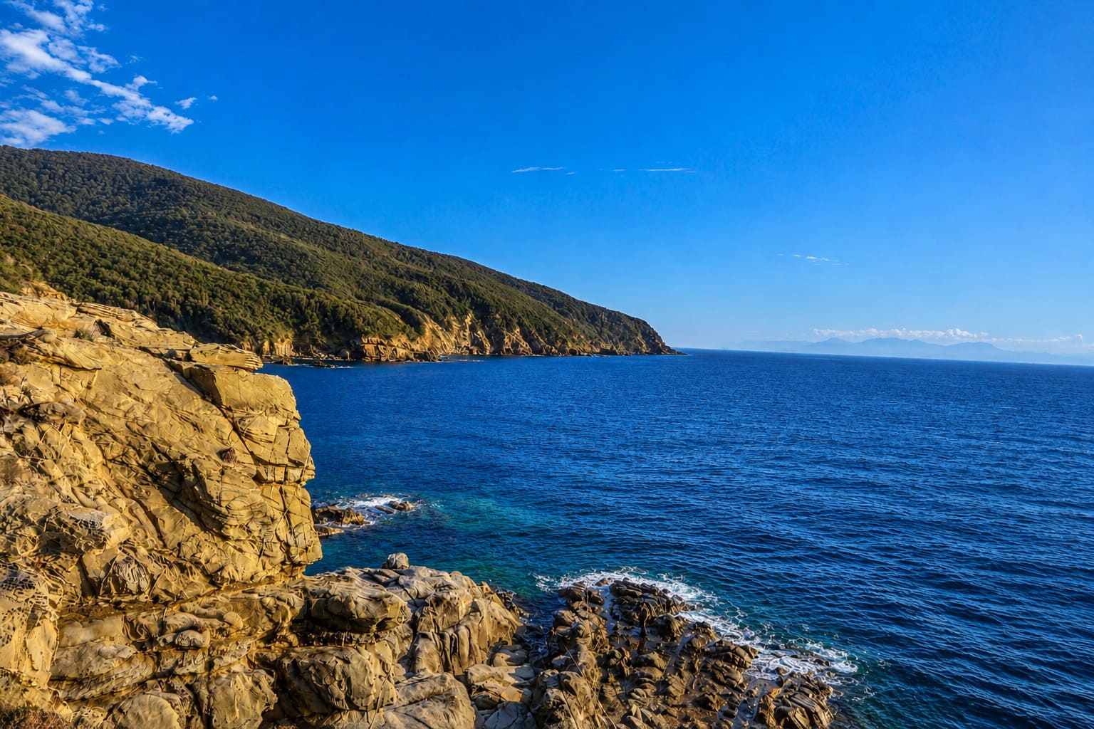 Scogliera e mare alla Buca delle Fate