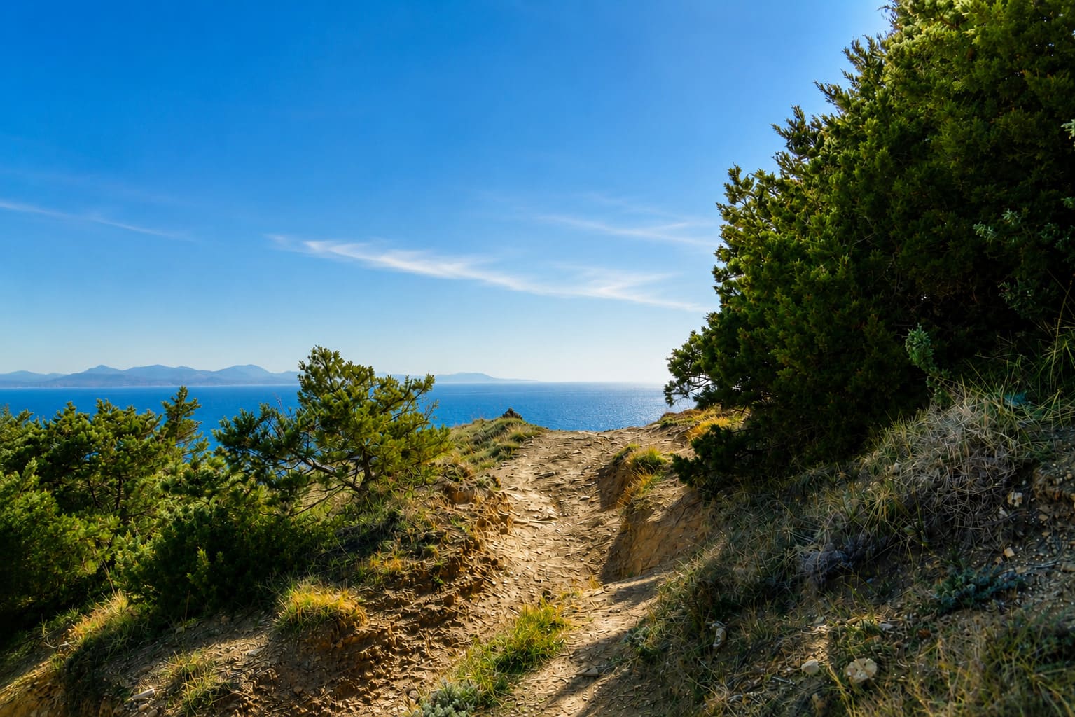 Sentiero sul promontorio verso la Buca delle Fate
