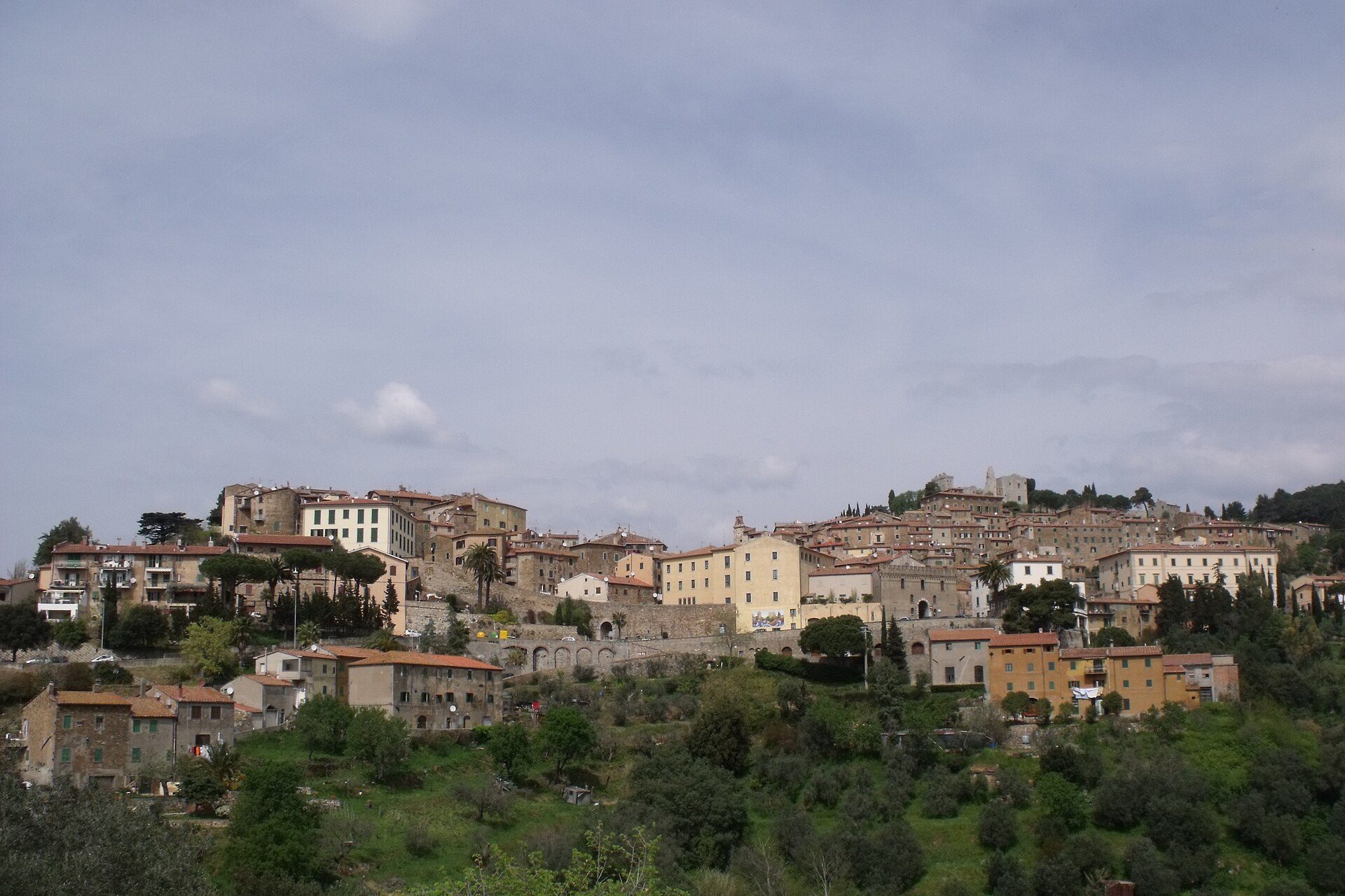 Campiglia Marittima sulla collina, nel cuore della Val di Cornia