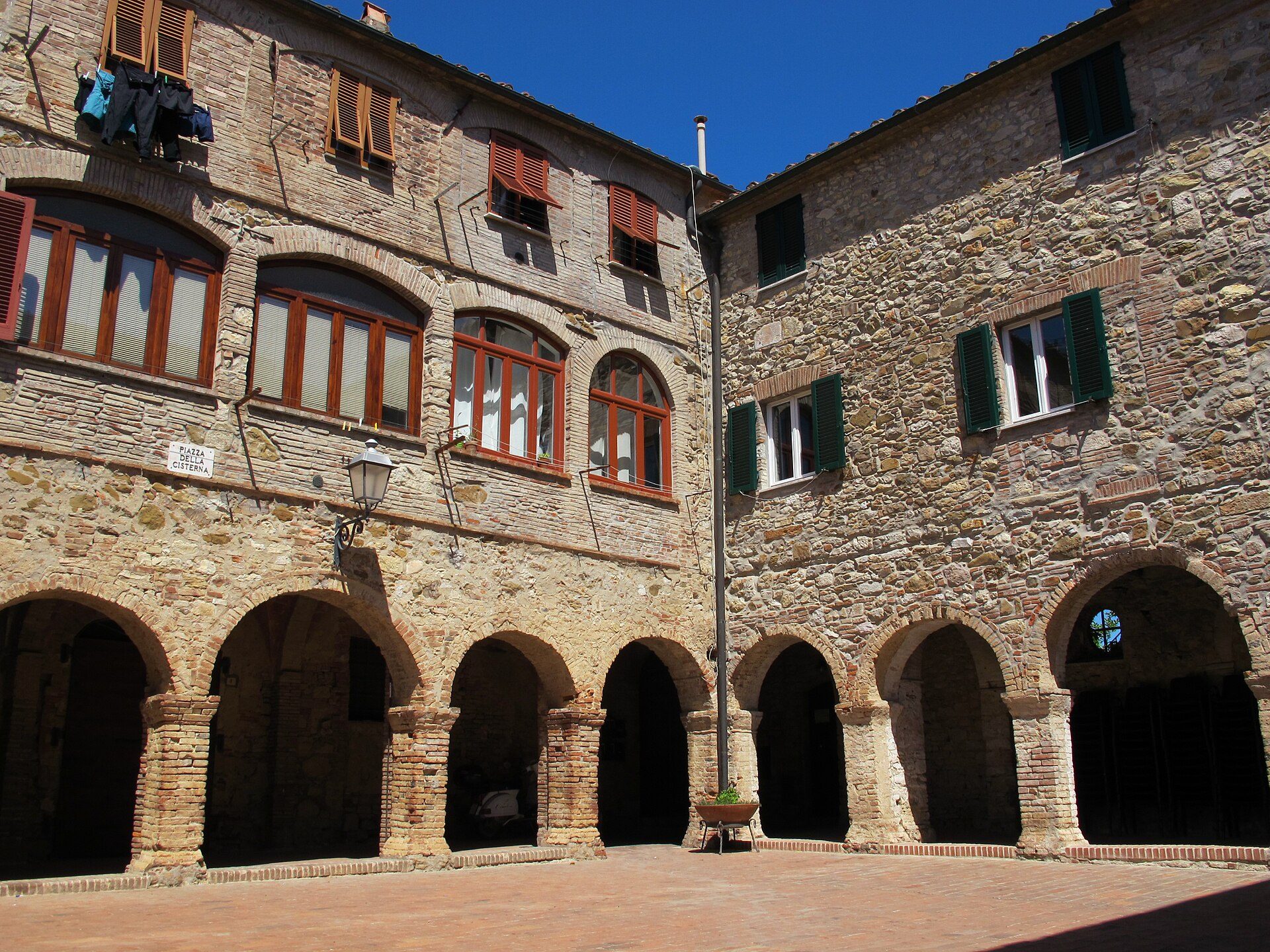 Chiostro di San Francesco nel centro storico di Suvereto