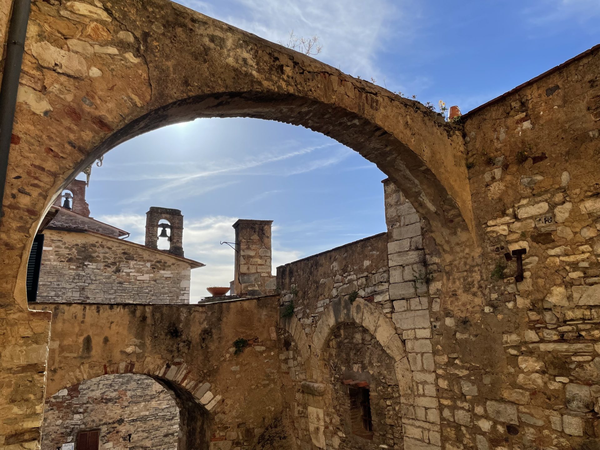 Arco in pietra nel centro storico di Campiglia Marittima