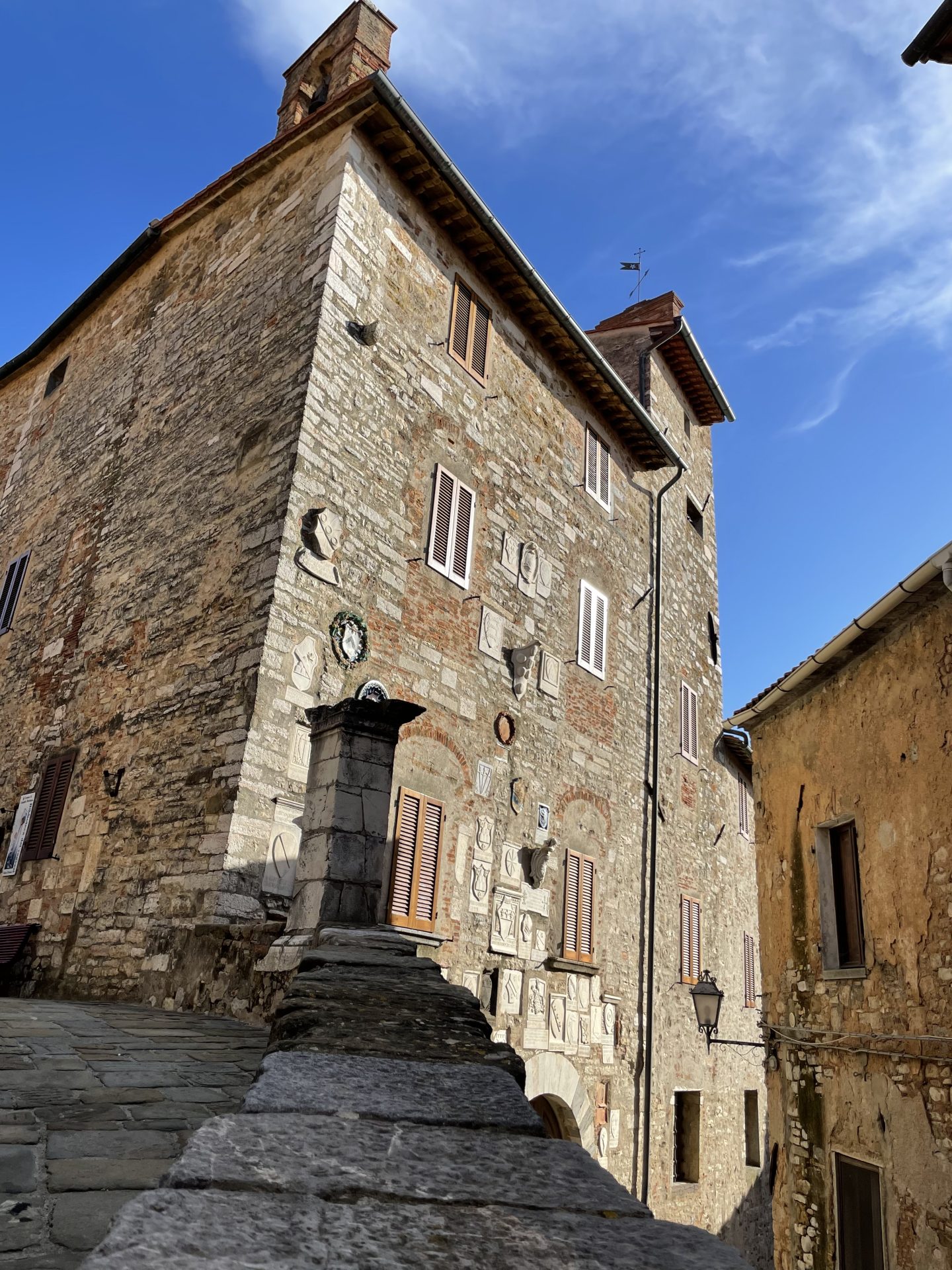 Facciata del Palazzo Pretorio di Campiglia Marittima