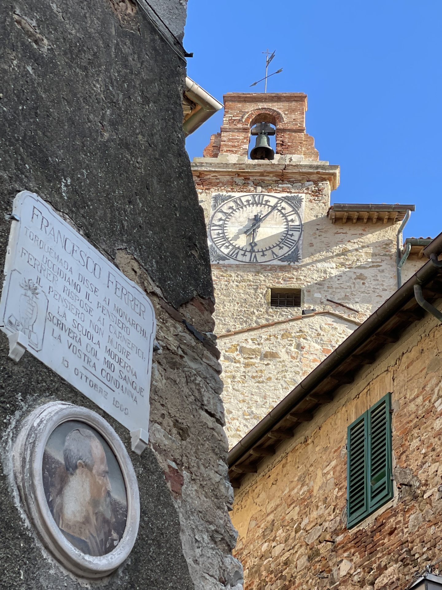 Torre dell'orologio nel centro storico di Campiglia Marittima