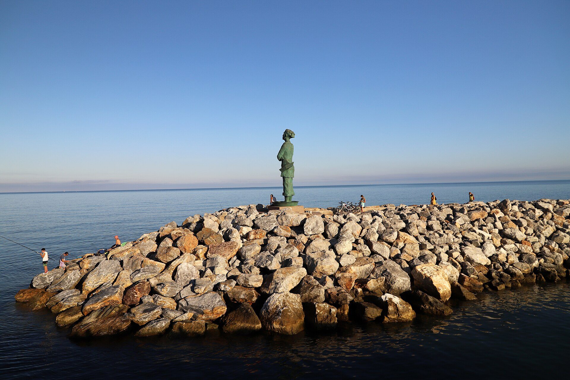 Il Marinaio di Giampaolo Talani sul molo di San Vincenzo
