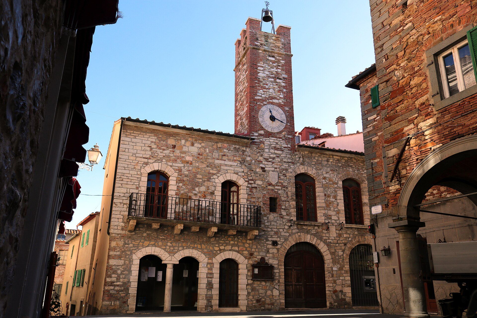 Palazzo Comunale con la torre dell'orologio a Monterotondo Marittimo