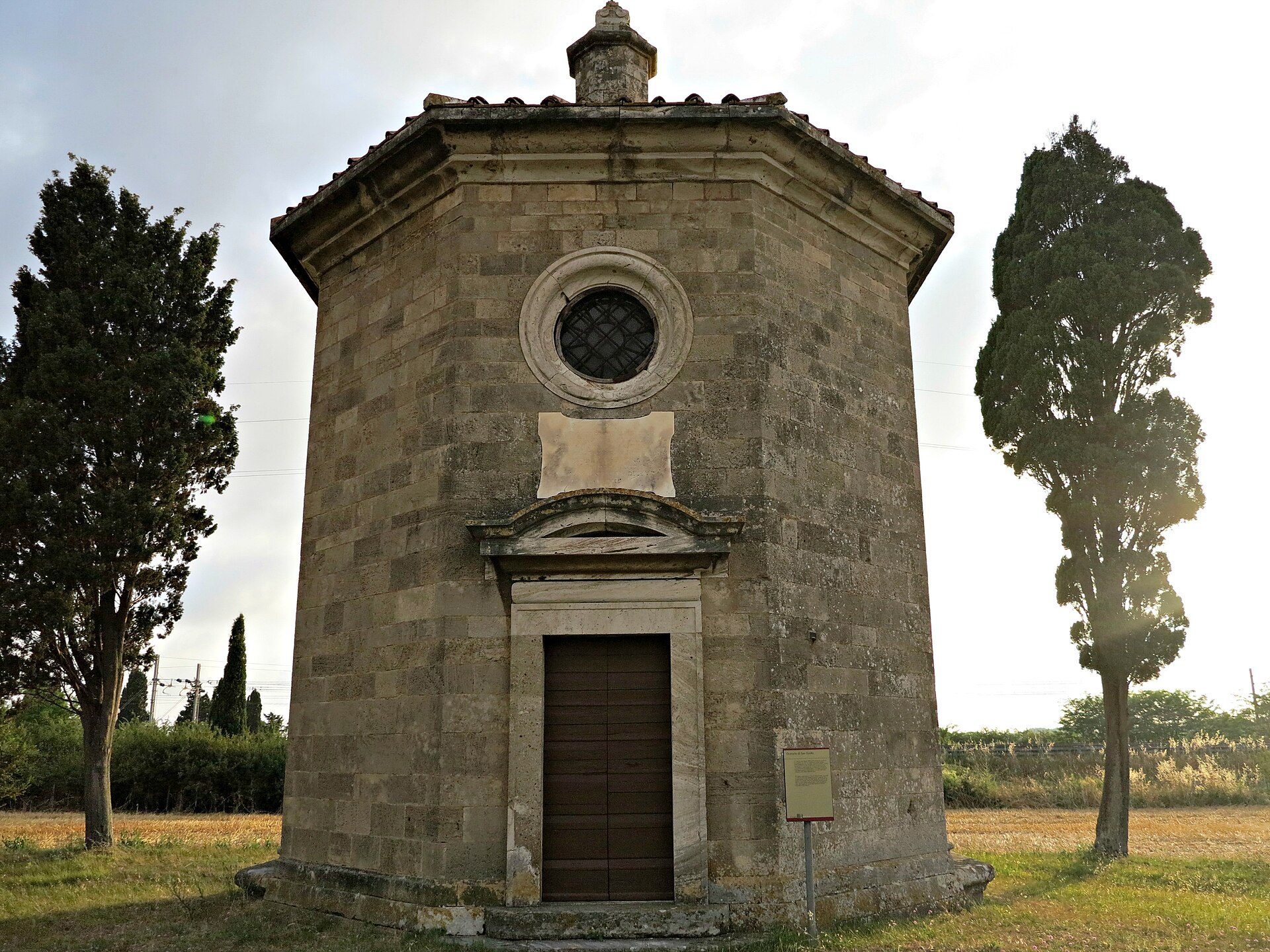 Oratorio ottagonale di San Guido all'inizio del Viale dei Cipressi di Bolgheri