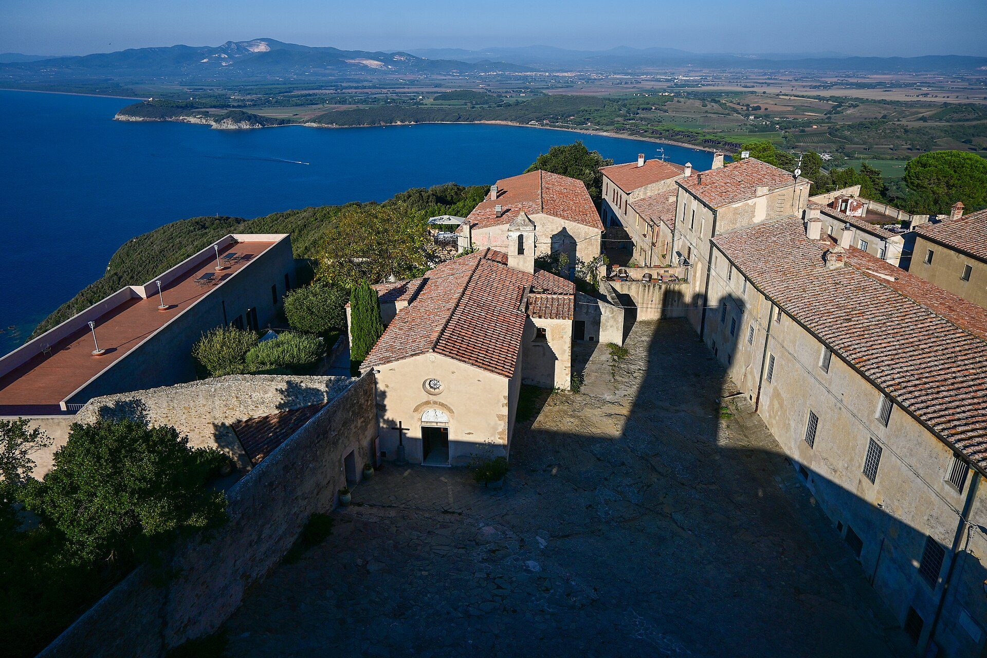 Il borgo di Populonia e il Golfo di Baratti visti dall'alto