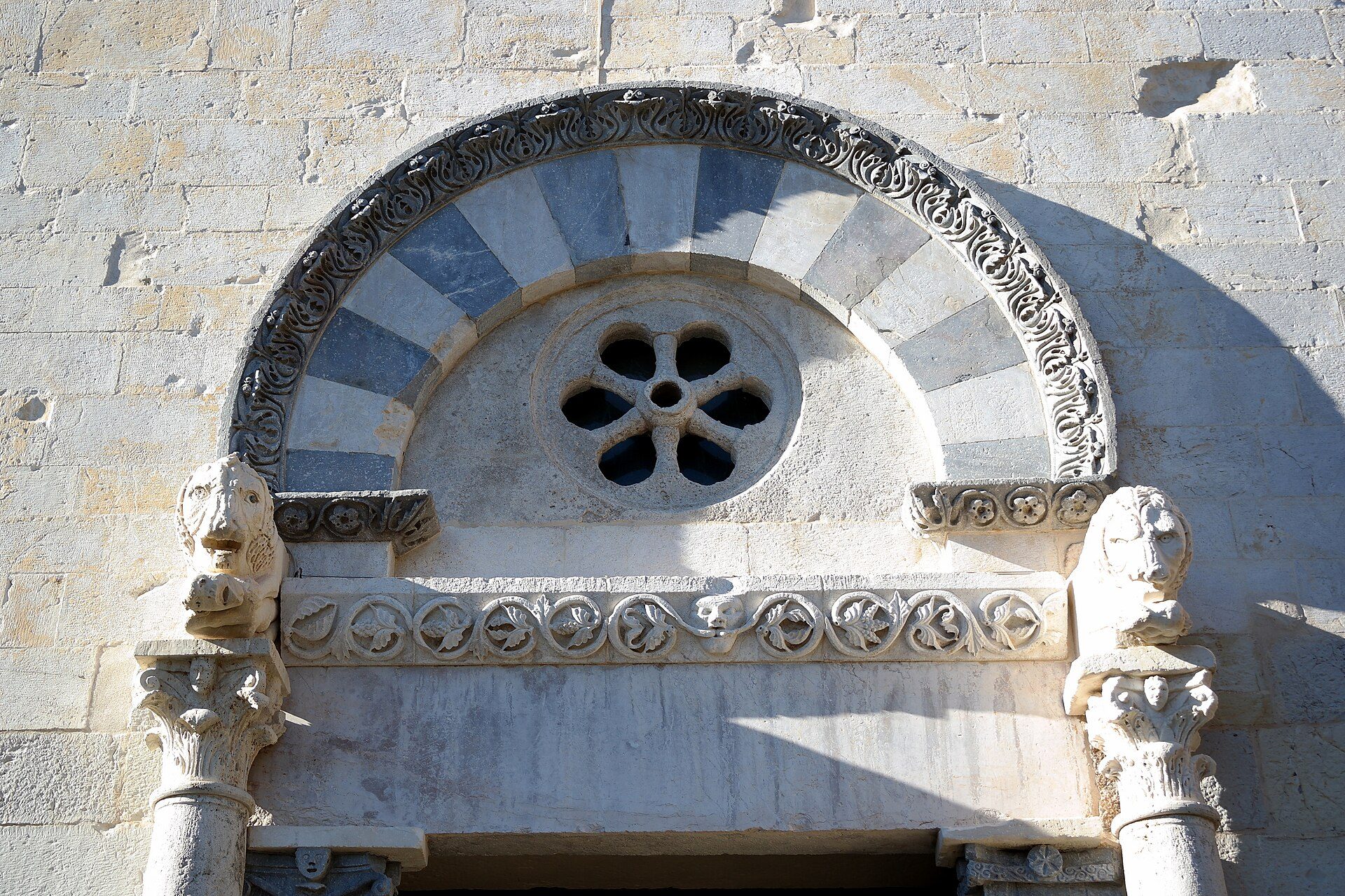 Portale romanico della Pieve di San Giusto a Suvereto