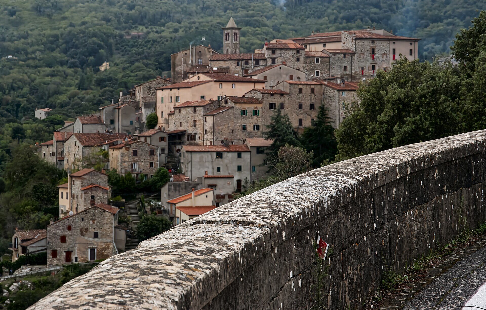 Il borgo di Sassetta visto dal muretto della strada panoramica