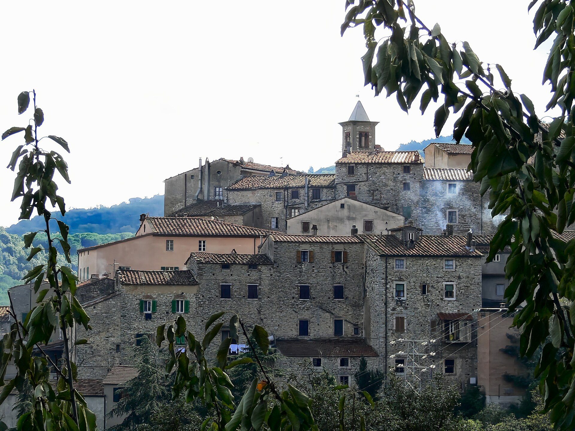 Case in pietra e campanile nel centro di Sassetta