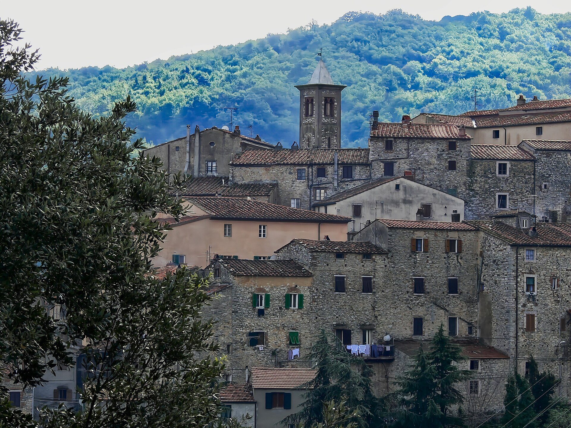 Centro storico di Sassetta con il campanile della chiesa