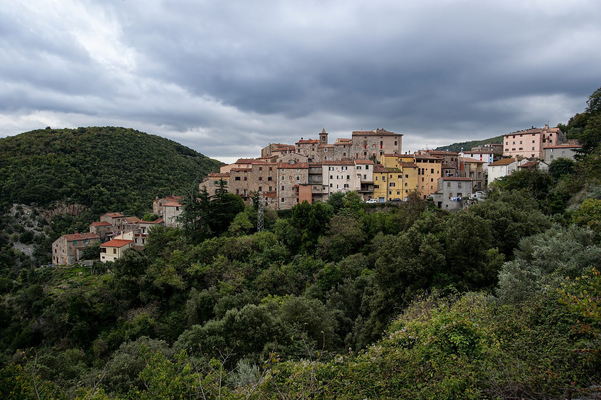 Panorama di Sassetta sulle colline boscose