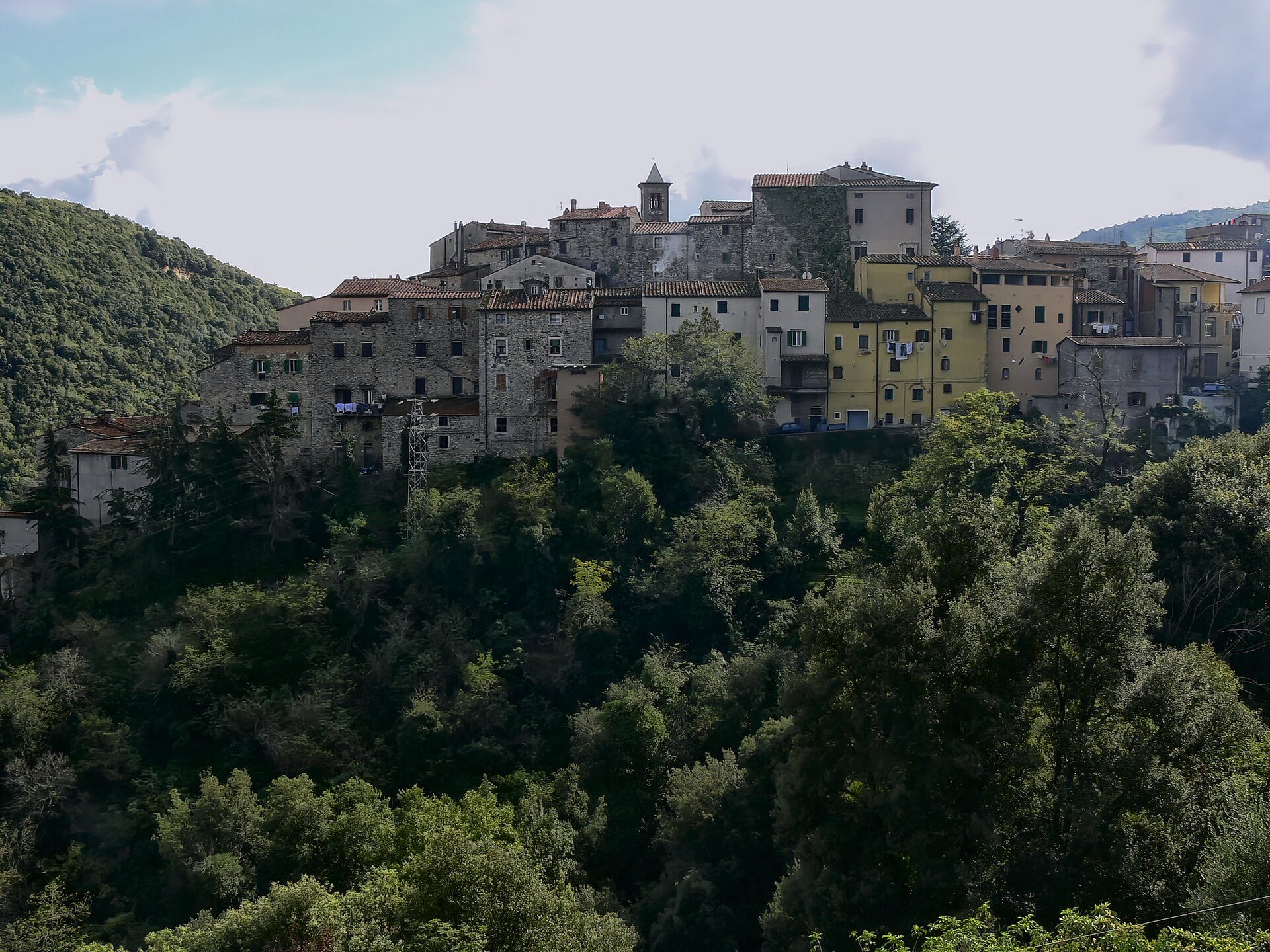 Sassetta arroccata su uno sperone di roccia