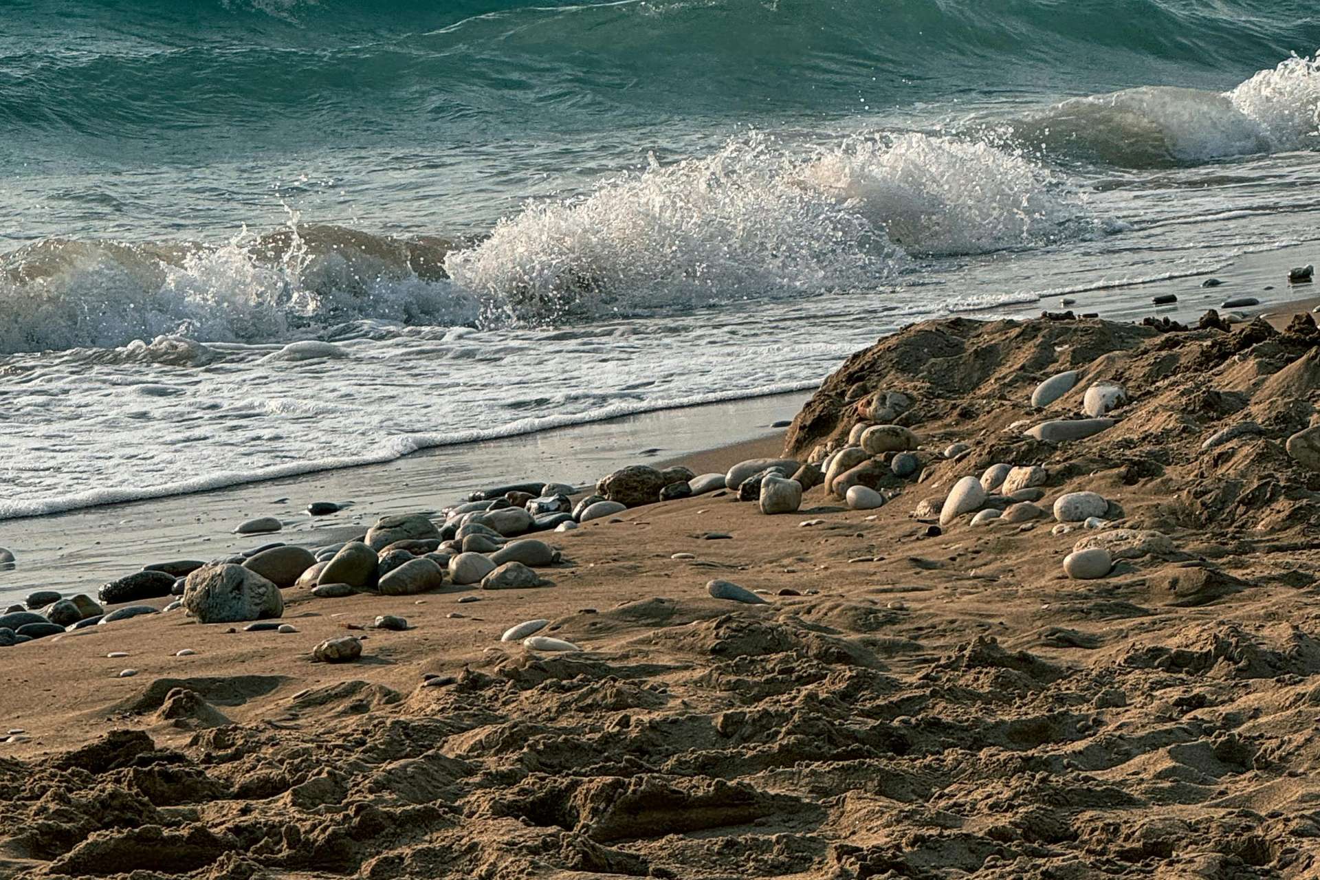 Onde sulla spiaggia di ciottoli di Baratti