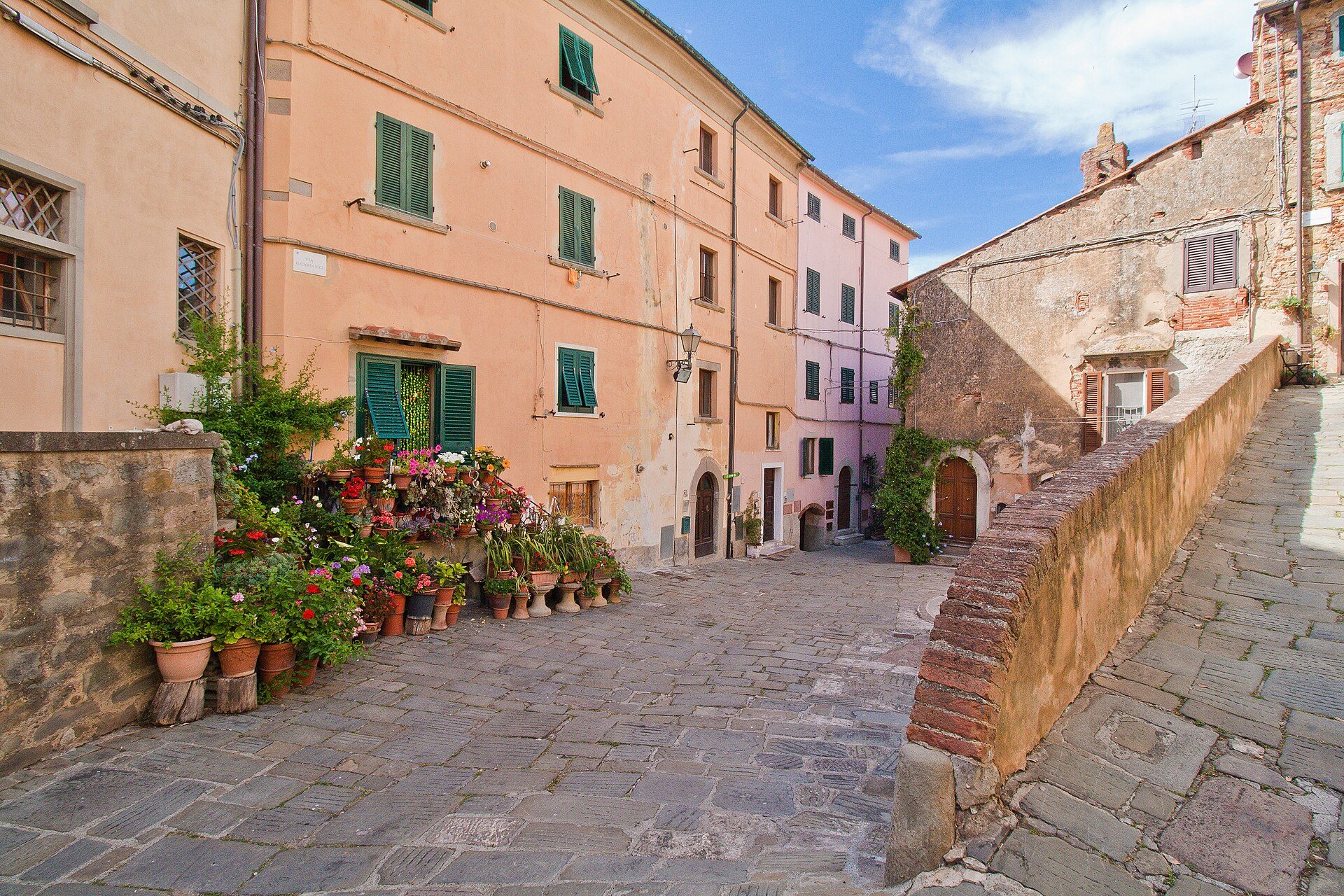 Via del centro storico di Castagneto Carducci con piante in vaso
